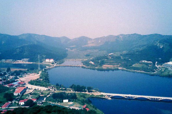 简介:燕塞湖,位于山海关城西北7华里的峡谷间,是万里长城东起的第一座人工湖。亦称石河水库,是1974年筑坝断流蓄水而成。因地处燕山要塞而得名;15平方公里宽阔的 燕塞湖湖区,宛如画境:两岸的峭壁悬崖、重峦叠嶂,映得湖心苍翠晶莹;崖畔怪石嶙峋,又恰似石林景色,使人且不暇接。鸟语林位于燕塞湖风景区。拥有100余种珍稀鸟类。燕塞湖是万里长城东起的第一座人工湖。亦称石河水库,是1974年筑坝断流蓄水而成。石河,原是一条害河,每年夏秋两季,群山峡谷间的洪水在峭壁悬崖间狭窄弯曲的河床里奔出山口,泛滥成灾,冲毁庄田,断