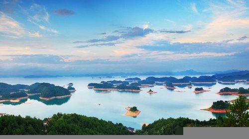 千岛湖梅峰观岛旅游景点简介,图片,旅游信息推荐-2345_cninr 简介:因有五座相连的山丘形似梅花而得名。登上观景台,可以纵览300余座岛屿,是千岛湖登高揽胜的最佳处,有"不上梅峰观群岛,不识千岛真面目"之说。岛上有千岛湖第一条索道和滑草场地,因此既可徒步拾级而上,也可乘索道悠哉上山,最后还可滑草刺激下山。