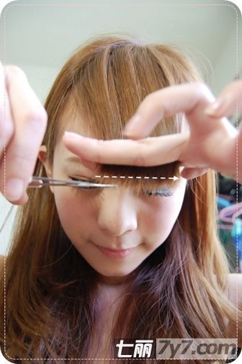 自己怎么样<em>剪齐</em>刘海的方法 丰盈妹妹头在家就