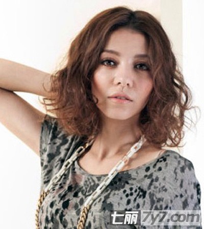 2013最新流行<em>短发</em>中分梨花头 瘦脸潮流新款烫