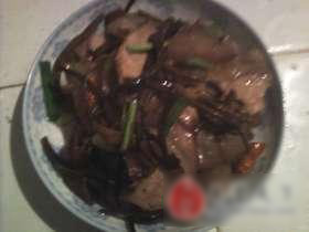 腊肉炒茶树菇