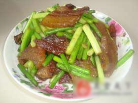 腊肉炒蒜薹